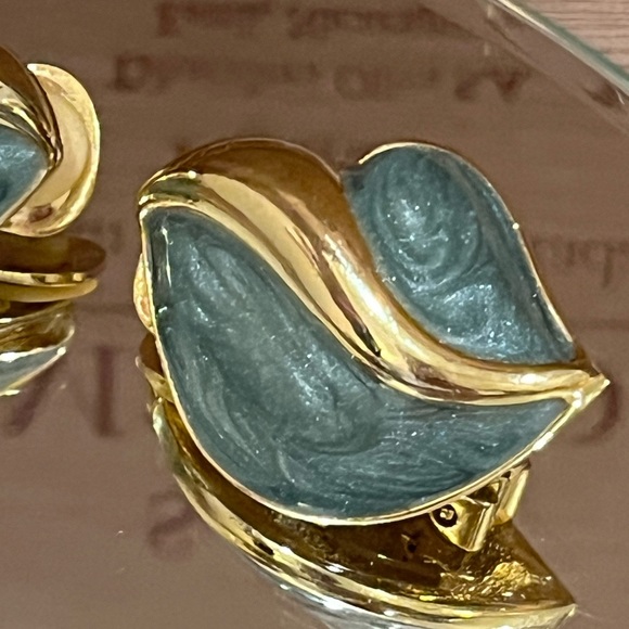 Vintage gold and enamel green earrings clip on never used - Picture 2 of 5